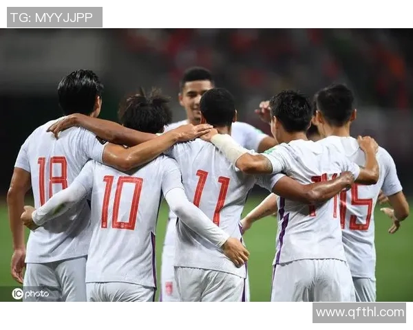 足球明星与孩子们的亲密对话分享梦想与激情的精彩瞬间