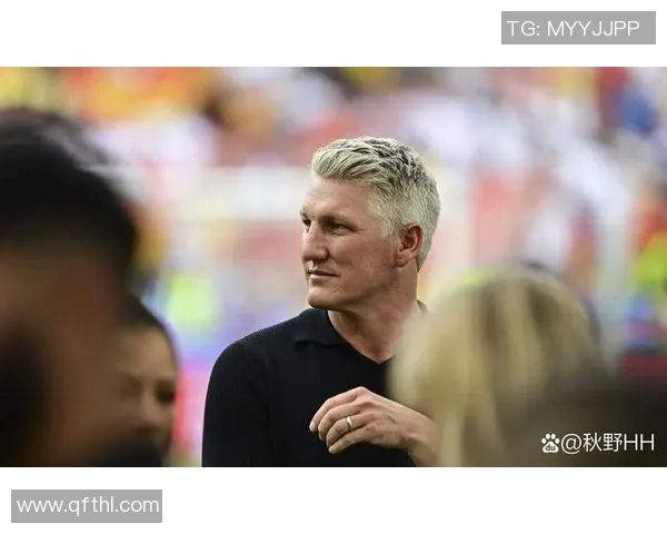 足球明星挑战自我擦镜子展现真实魅力与幽默风采